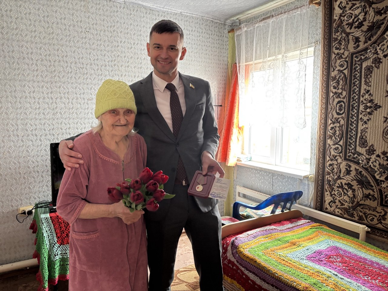 Борис Аксенов вручил медаль в честь 80-летия Победы в Великой Отечественной войне труженице тыла из Сальска 