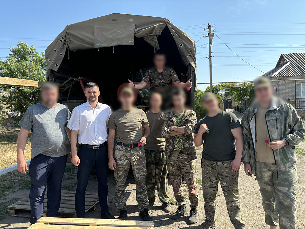 Борис Аксенов поздравил военнослужащих с Днем России