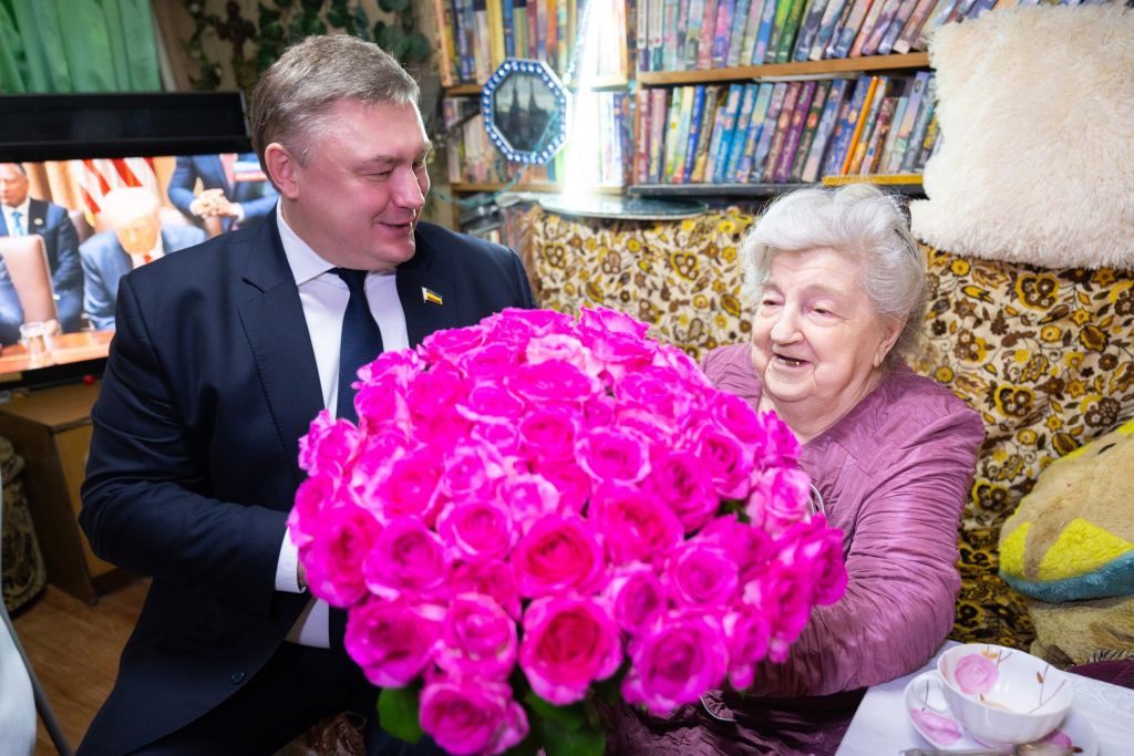 Игорь Бураков вручил медаль в честь 80-летия Победы труженице тыла из Ростова-на-Дону