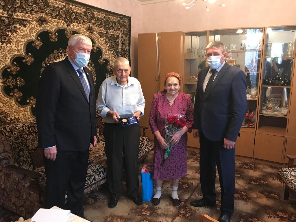 Вячеслав Василенко поздравил с 65-летним юбилеем семью Колесниковых из Обливского района