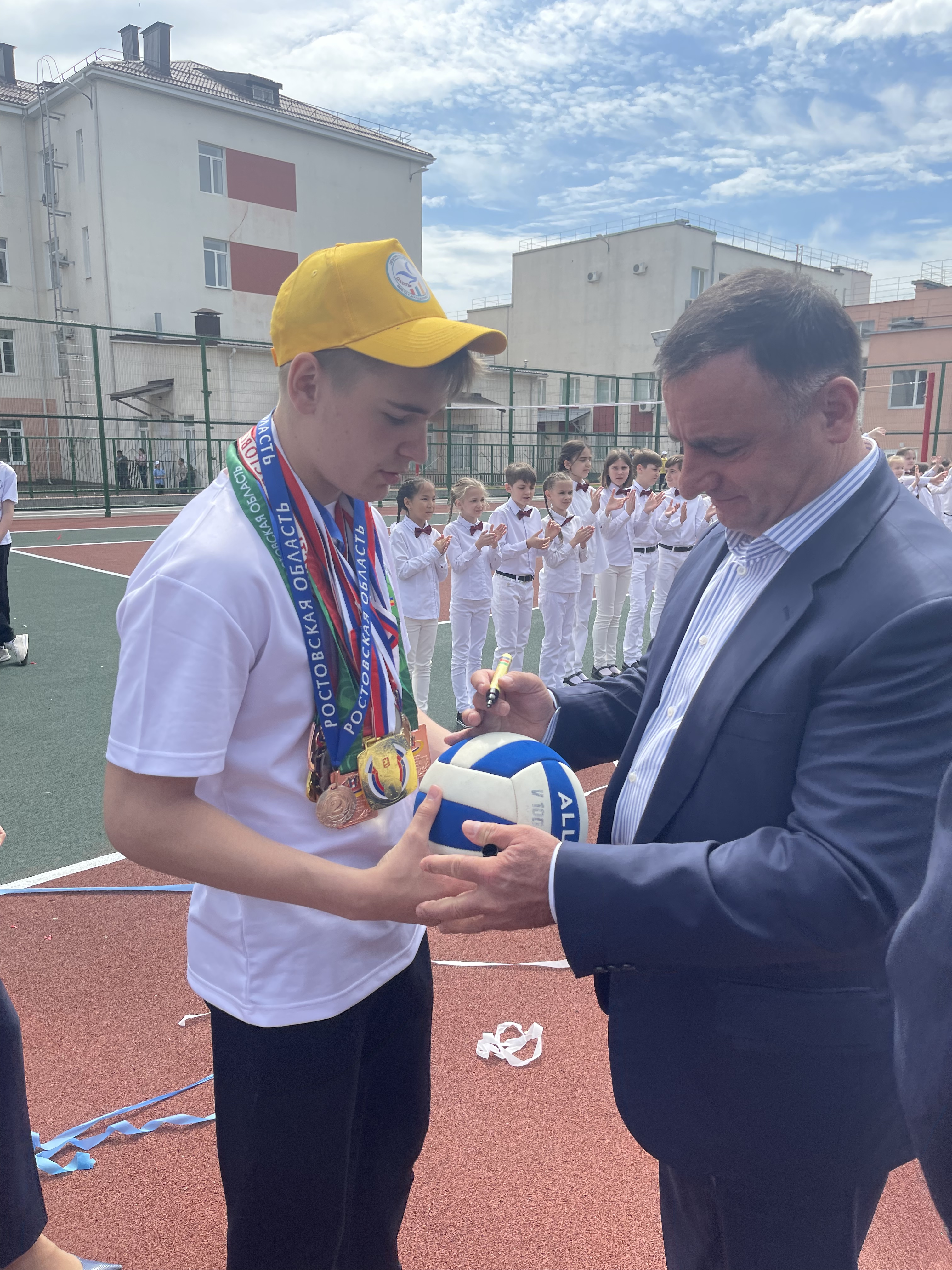 Арутюн Сурмалян принял участие в открытии после капремонта спортивной площадки в экономическом лицее № 14