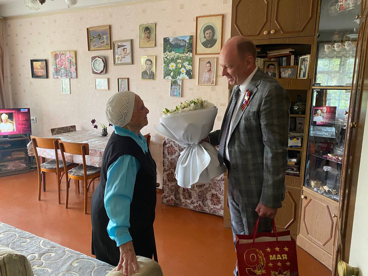 Денис Бурыка поздравил ветеранов Великой Отечественной войны с 80-летием Победы