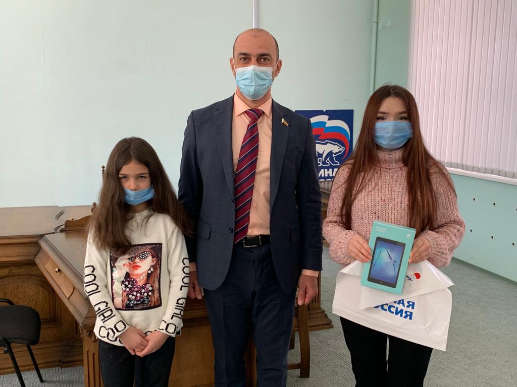 Михаил Сапрыкин вручил новые планшеты школьникам из многодетных семей