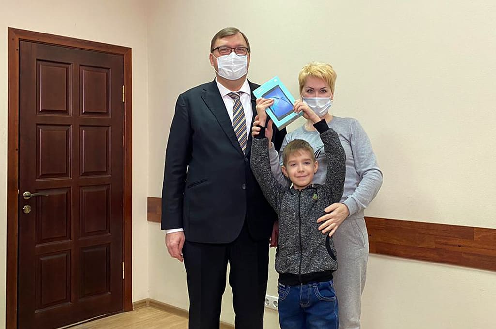 Александр Ищенко подарил планшеты детям из города Таганрога