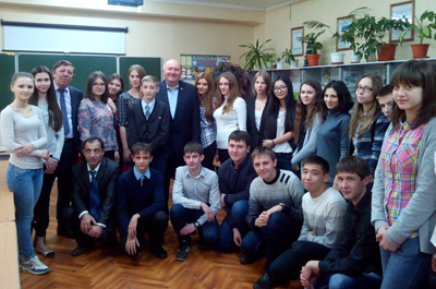 Депутат Донского парламента Валерий Гурин встретился с учащимися старших классов сельской школы Азовского района