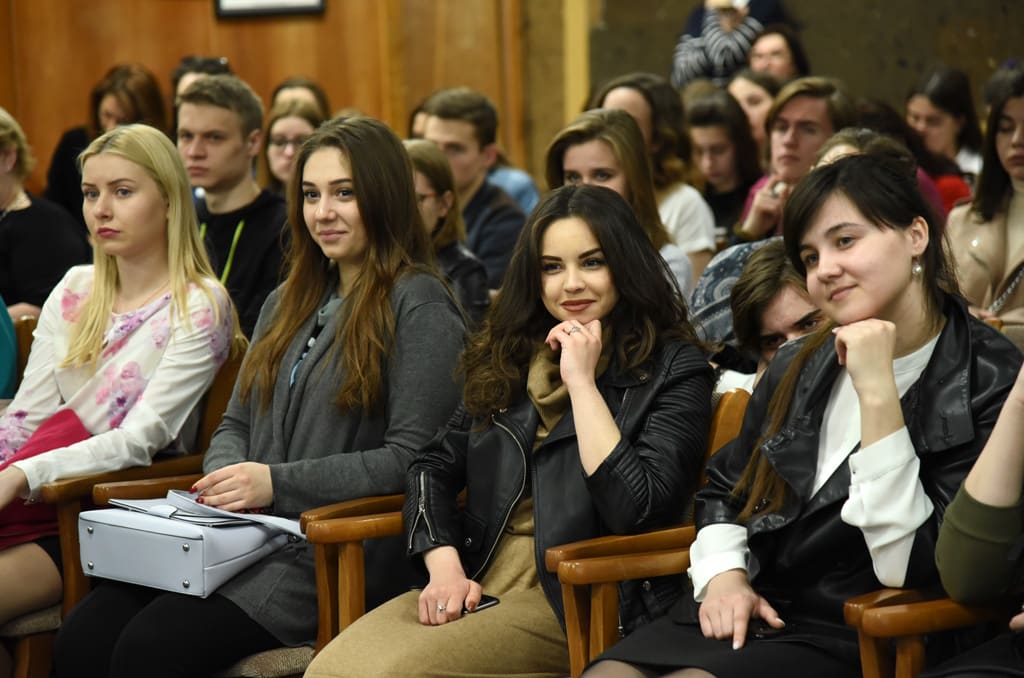 Молодежное собрание. Собрание молодежь в России. Спектакли с трудными подростками в ролях.