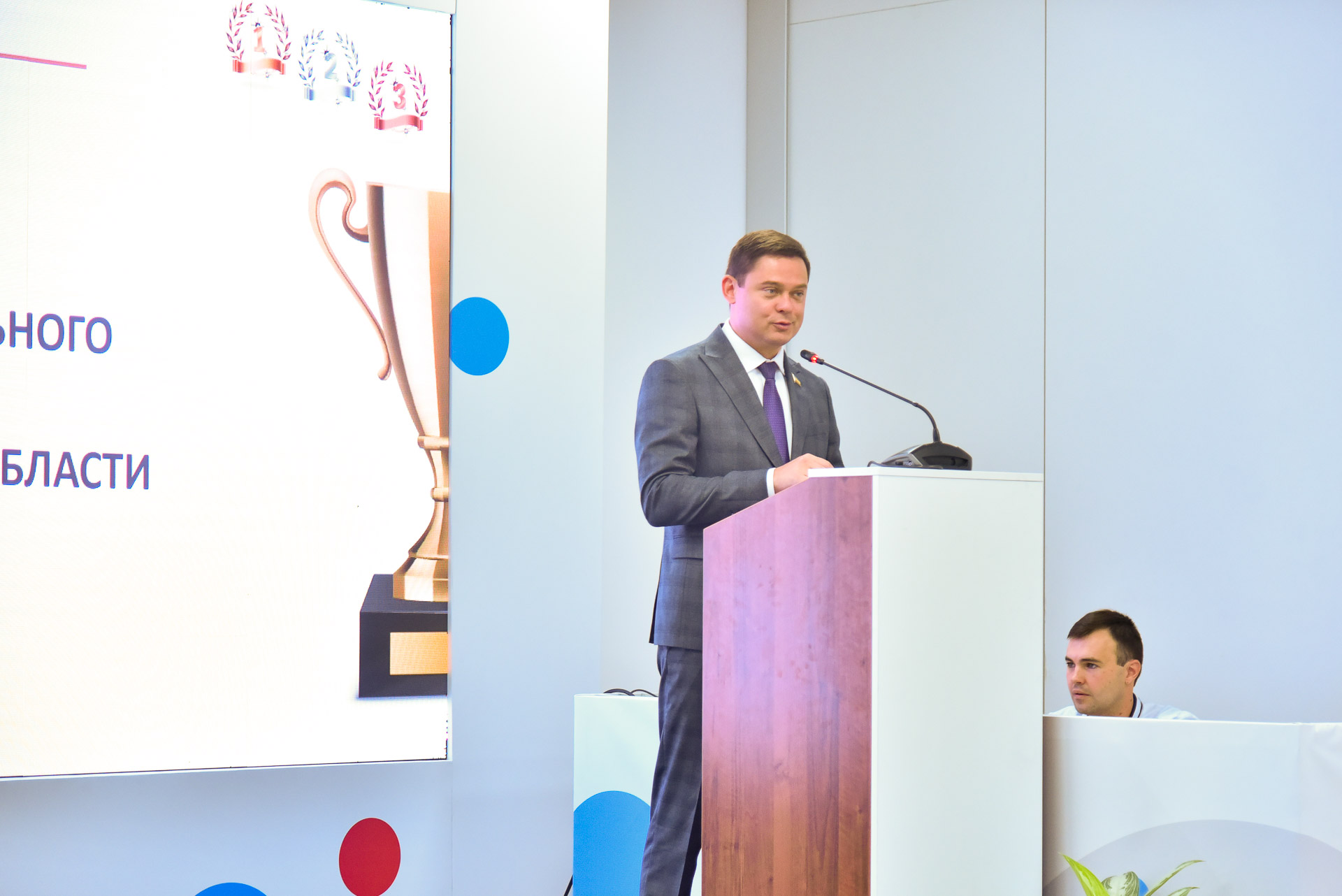 Александр Косачев поздравил донских работников МФЦ с профессиональным праздником