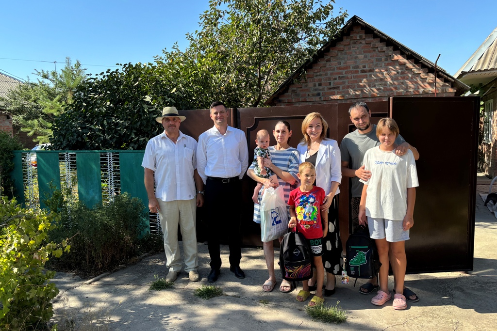 Борис Аксенов помог многодетной семье собрать детей к школе