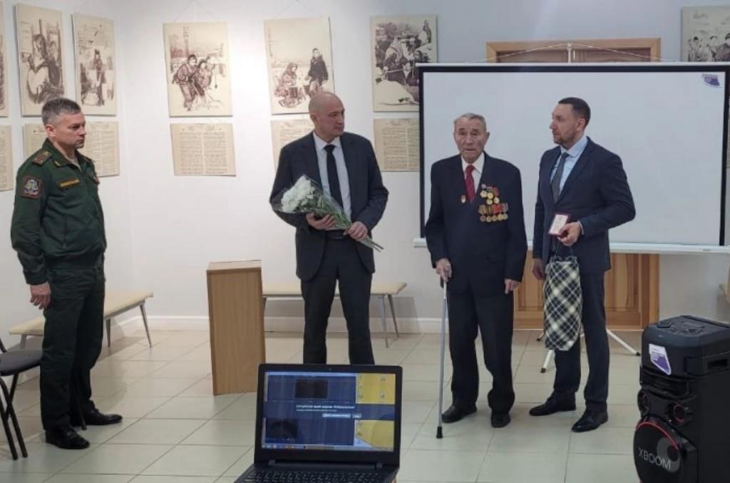 Максим Гелас в честь 80-летия Победы вручил юбилейную медаль ветерану Великой Отечественной войны из Цимлянского района