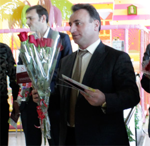 Депутат Арутюн Сурмалян поздравил ростовчанок с Международным женским днем 8 марта