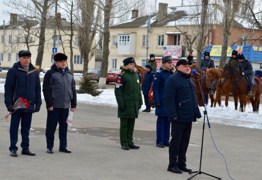 Сергей Петляков поздравил жителей Миллеровского района с Днем Защитника Отечества Сергей Петляков поздравил жителей Миллеровского района с Днем Защитника Отечества