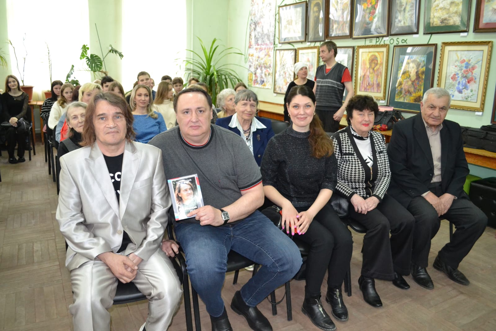 Ирина Жукова помогла издать книгу патриотических стихотворений шахтинского поэта