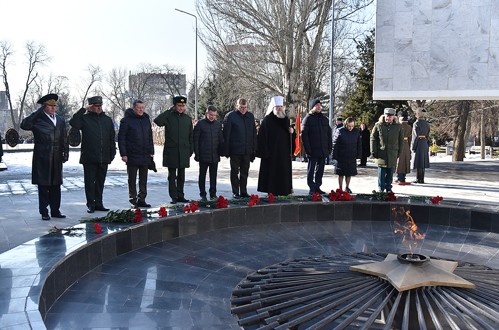 Депутаты донского парламента почтили память защитников Отечества