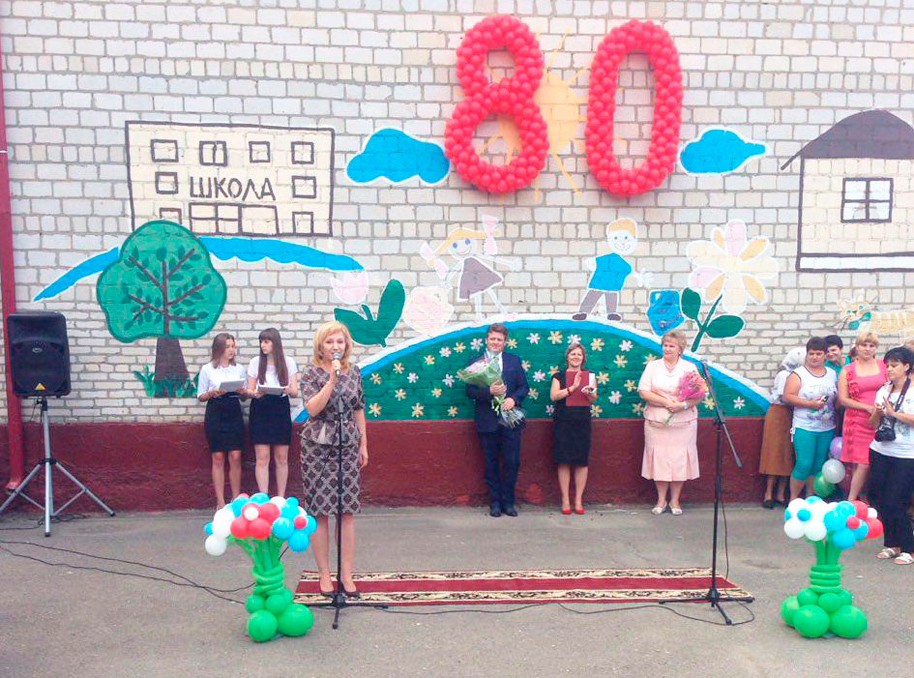 Лариса Тутова посетила торжественную линейку, посвященную Дню знаний в Песчанокопской средней школе №1