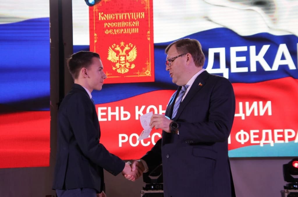 Александр Ищенко вручил первые паспорта пятнадцати юным батайчанам