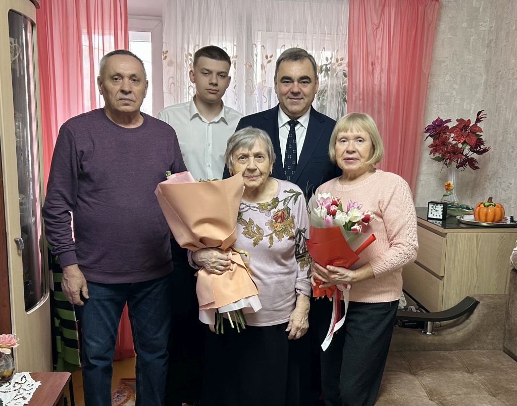 Сергей Рожков вручил юбилейную медаль и поздравил с Международным женским днем ветерана из Ростова-на-Дону