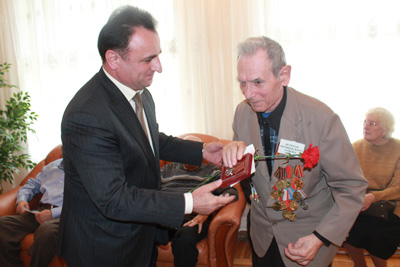 Арутюн Сурмалян вручил медали ветеранам-инвалидам Великой Отечественной войны
