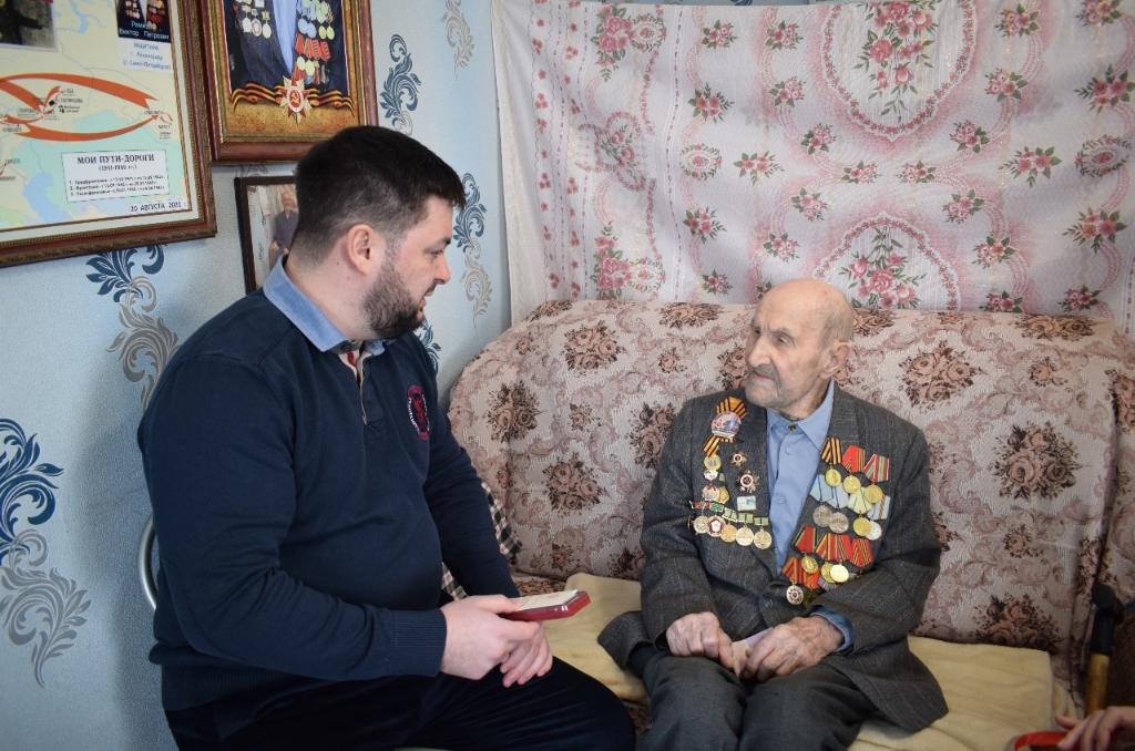 Николай Черкезов в честь 80-летия Победы вручил юбилейную медаль ветерану из Целинского района 