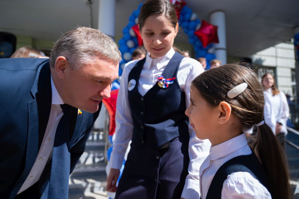 Игорь Бураков поздравил ростовских гимназистов с успешным окончанием учебы