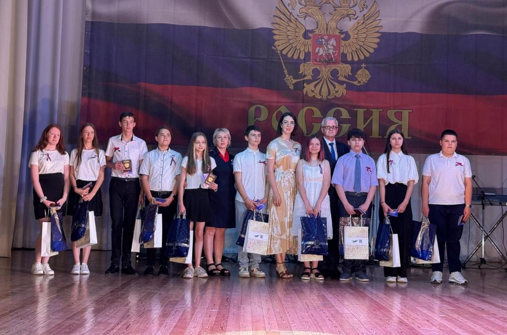 Анна Касьяненко вручила паспорта зерноградским школьникам