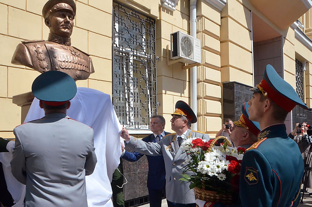 Ростов аллея героев. Аллея героев в Ростове на Дону у здания Южного военного округа. Памятник Ворошилову Ростов. Здание штаба ЮВО В Ростове.