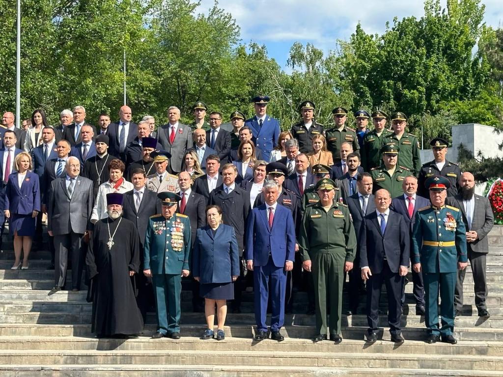 В Ростове-на-Дону в преддверии Дня Победы состоялось возложение цветов к  мемориальному комплексу «Павшим воинам»