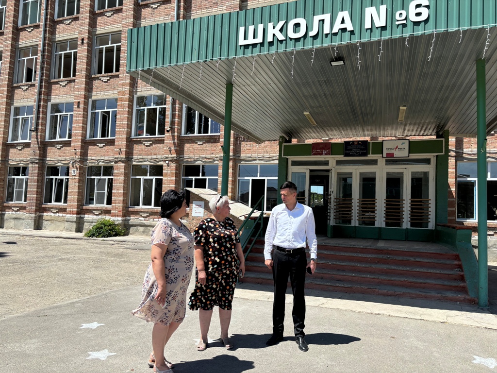Борис Аксенов оценил ход ремонтных работ в сальской школе