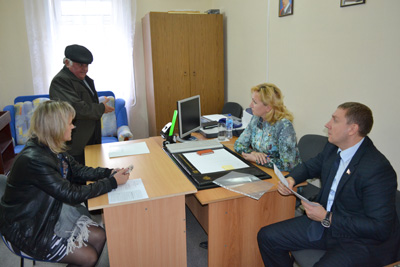 Депутаты Максим Гелас и Лариса Тутова провели прием граждан в Мартыновском районе