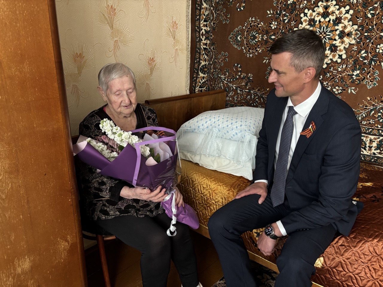 Борис Аксенов поздравил труженицу тыла из Сальского района с 80-летием Великой Победы 