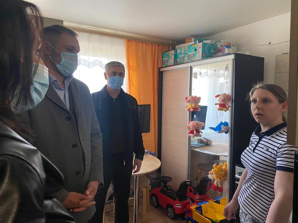 Депутаты Сергей Замиховский и Ашот Хбликян проверили условия жилья детей-сирот