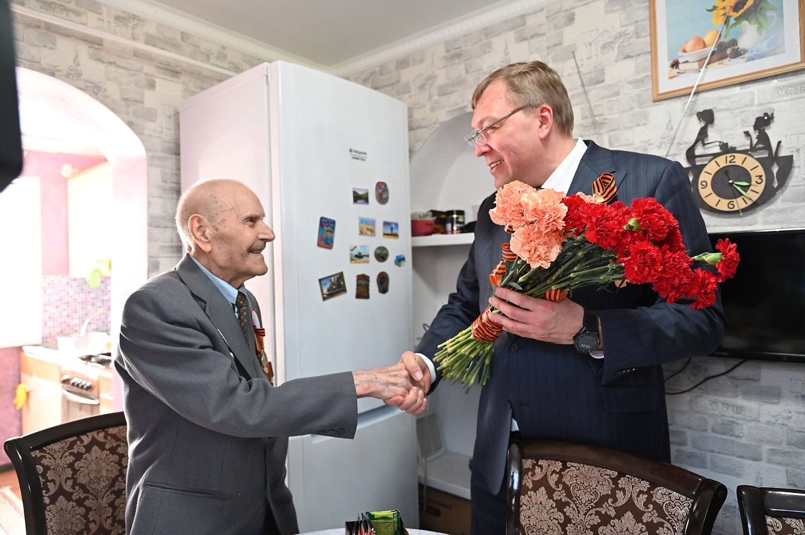 Александр Ищенко поздравил с Днем Победы 98-летнего ветерана Великой Отечественной войны из города Миллерово