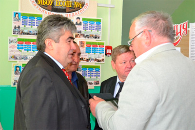 Владимир Черкезов поздравил коллектив Егорлыкской средней школы № 1