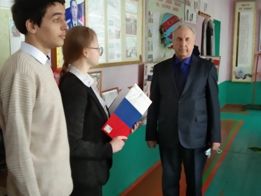 Григорий Фоменко пополнил библиотеку Волченской средней школы и встретился с командирами воинских частей в Каменске-Шахтинском