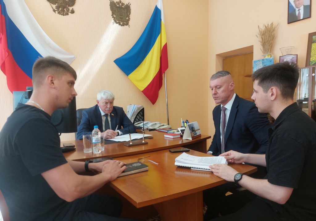 Вячеслав Василенко провел личный прием граждан в Ростове-на-Дону