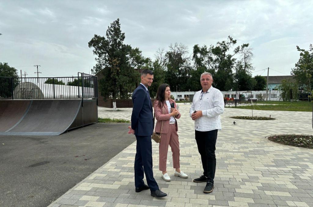 Светлана Мананкина и Борис Аксенов оценили качество благоустройства городского парка в Сальске