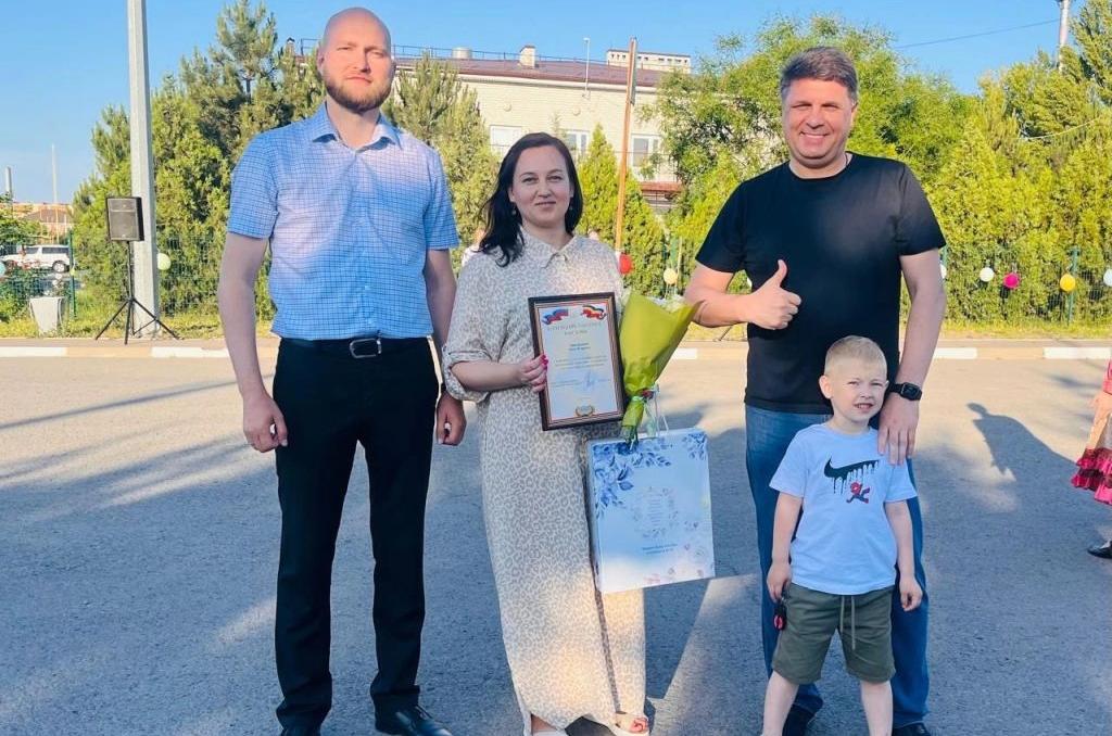 Владимир Влазнев поздравил с Днем соседей жителей микрорайона Ясный  в городе Азове