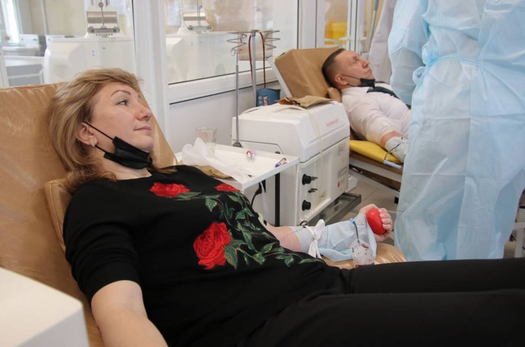 Депутаты сдали кровь для родильных отделений больниц