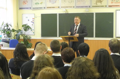   Депутат Игорь Колесников провел уроки на тему парламентаризма и конституционного устройства