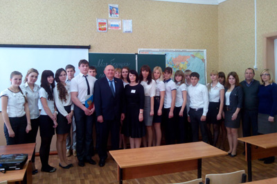 Валерий Гурин рассказал школьникам Азовского района о значении российской Конституции