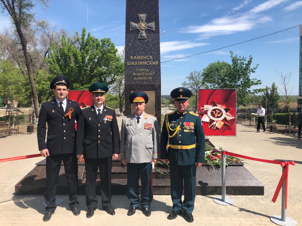 Крымск город воинской. Морозовск город воинской доблести. Каменск-Шахтинский стела.