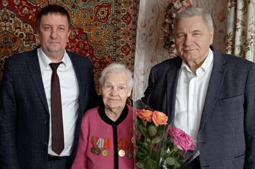 Сергей Михалев вручил юбилейную медаль в честь 80-летия Победы труженице тыла Александре Васильевне Кротовой