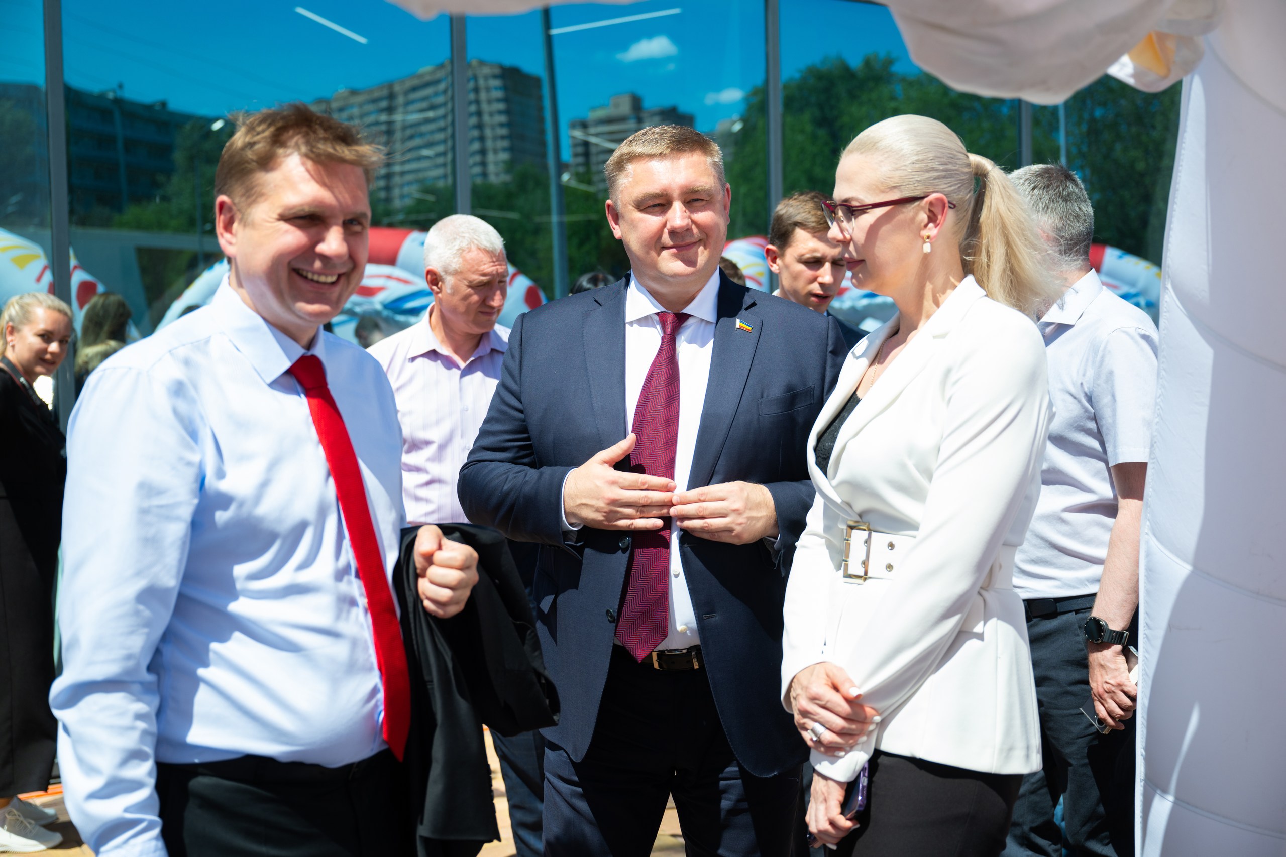 Игорь Бураков вручил поощрения донского парламента работникам торговли
