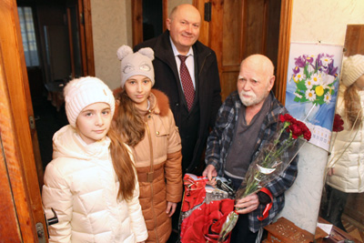 Валерий Гурин поздравил ветеранов из поселка Красный Сад