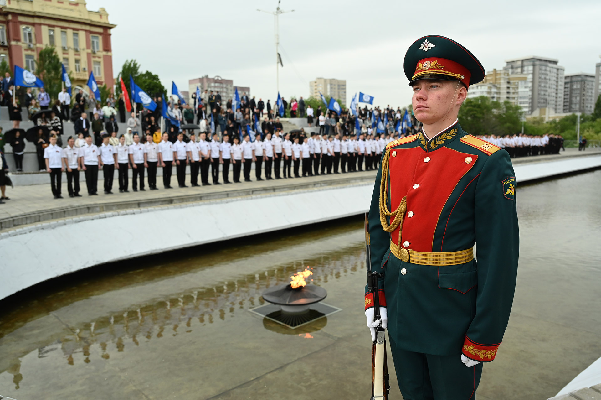 Депутаты донского парламента возложили Гирлянду Славы к мемориалу воинам-освободителям