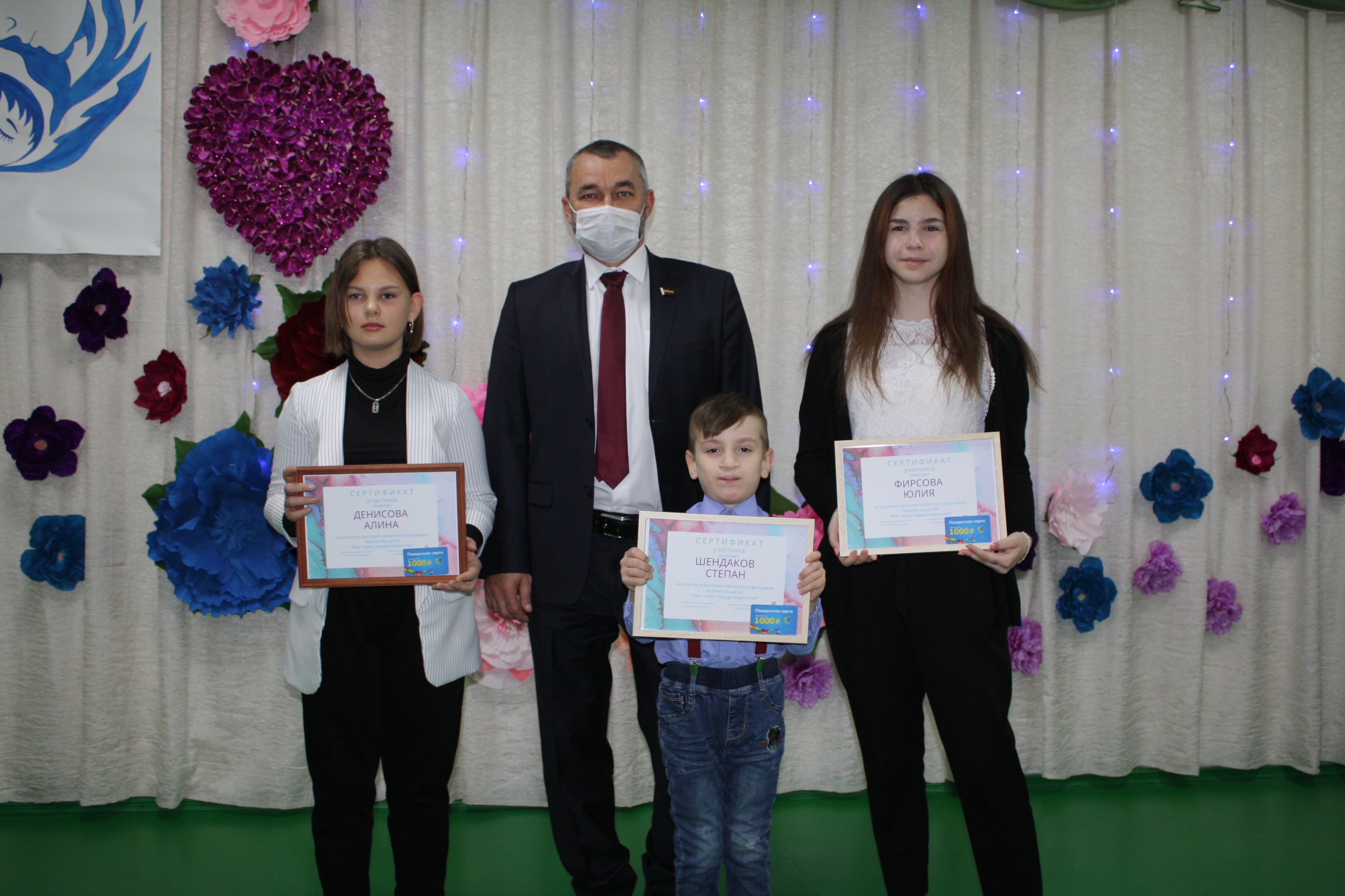 Валерий Шевченко вручил подарки детям с ограниченными возможностями здоровья