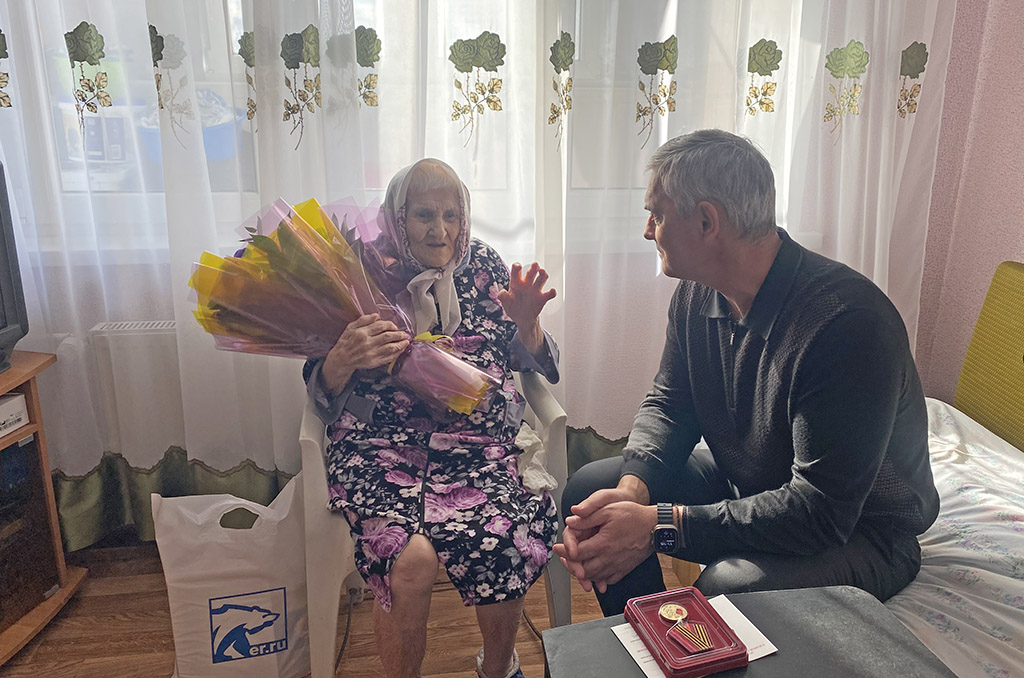 Ашот Хбликян в честь 80-летия Победы вручил юбилейную медаль труженице тыла из Ростова-на-Дону