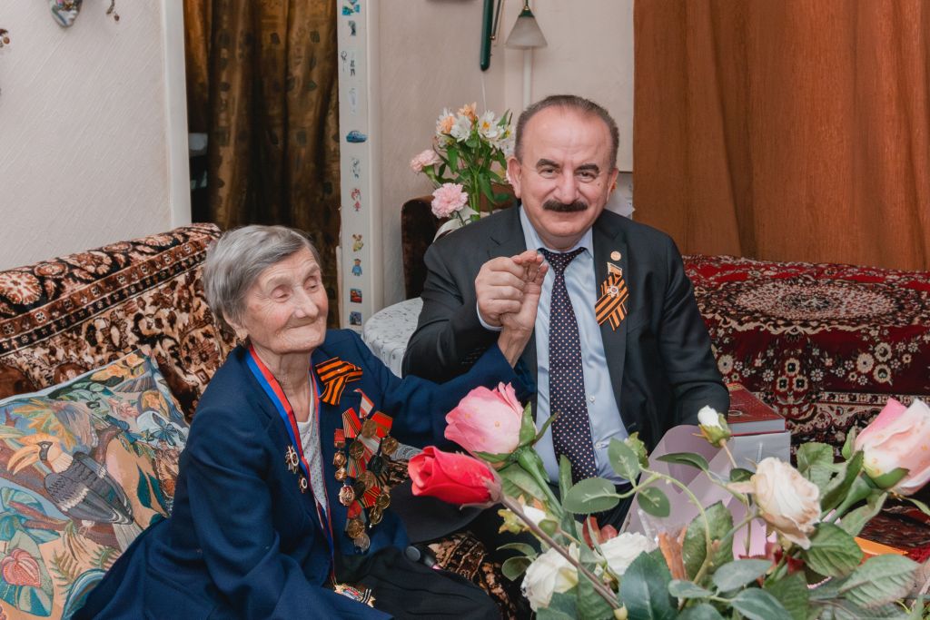 Бесарион Месхи вручил ветерану Великой Отечественной Войны Надежде Костеневич знак «Почетный гражданин города Ростова-на-Дону»