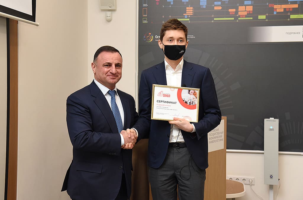 Арутюн Сурмалян вручил сертификат на получение квартиры призеру международного  шахматного турнира Андрею Есипенко