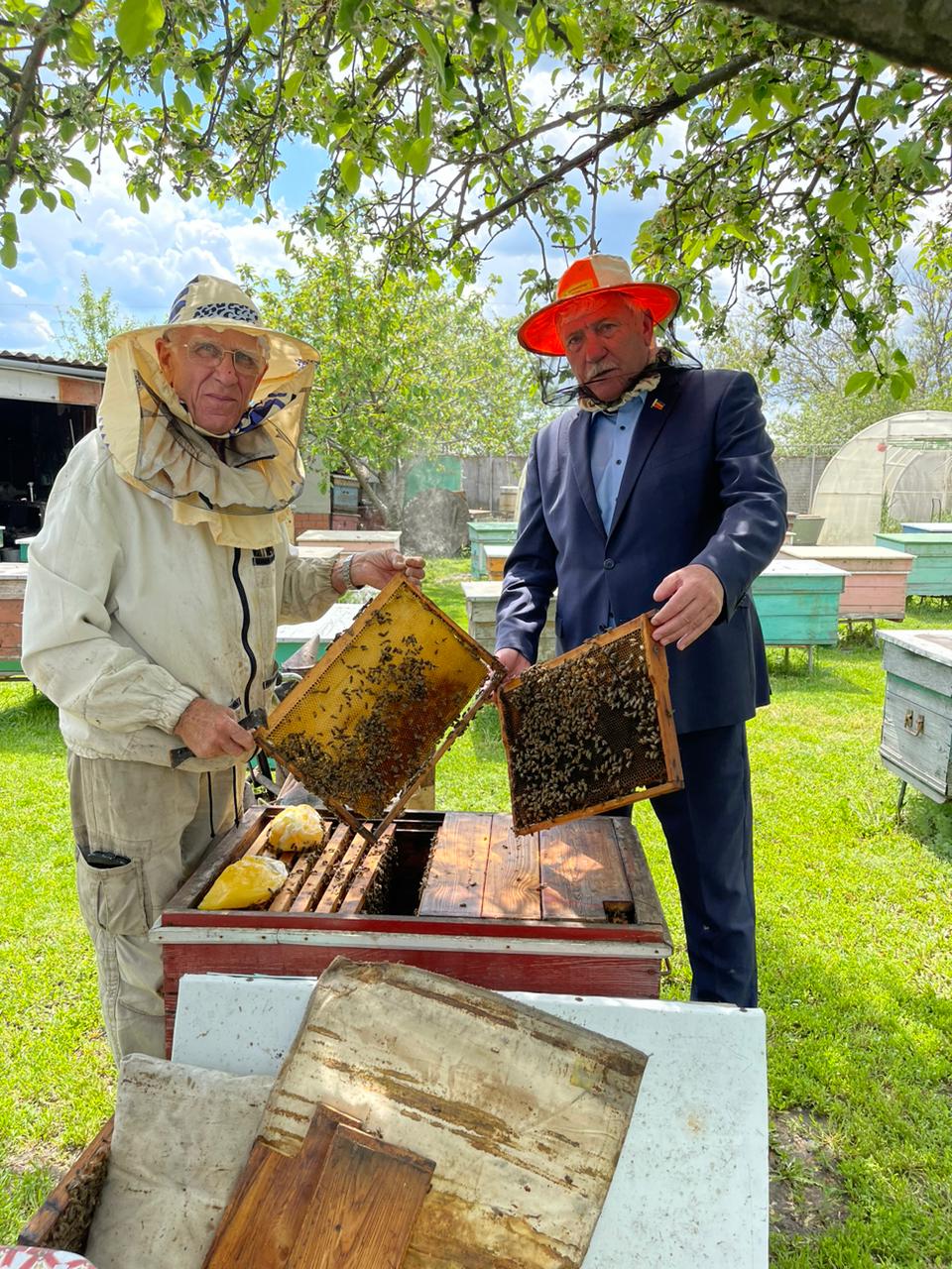 Вячеслав Василенко посетил пчеловодческое и фермерское хозяйства в Октябрьском районе  