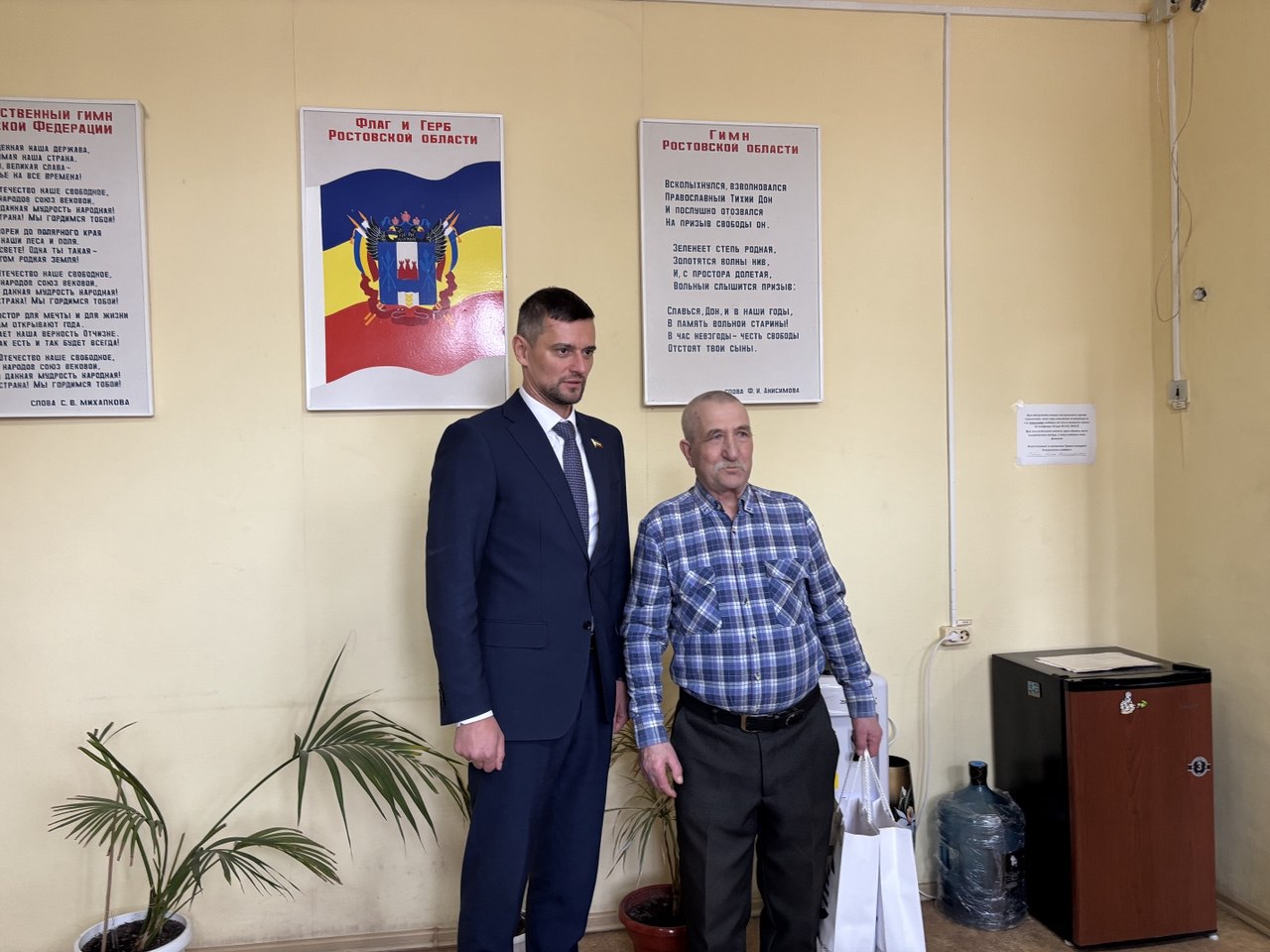 Борис Аксенов поздравил отца мобилизованного участника СВО из Зерноградского района с наступающим Днем защитника Отечества